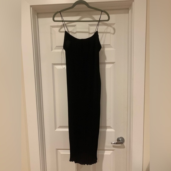 Good American ALWAYS FITS PLISSÉ SLIP DRESS - Picture 5 of 8